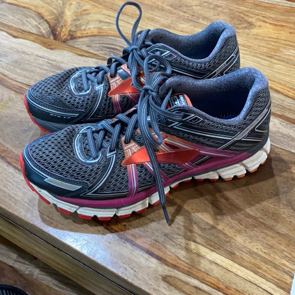 Brooks GTS 17 size 9